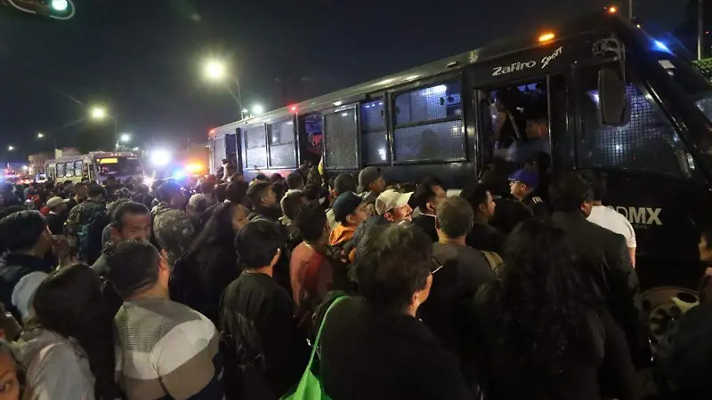 Caos en Metro Chabacano por fallas en L9 y L8